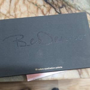 18-Color Eyeshadow Palette